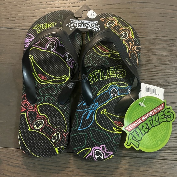 Old navy kids ninja flip flops sz 1/2 NWT retail $39 - Picture 2 of 3